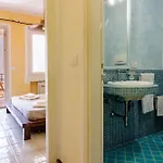 Guesthost - Two-levels With Balconies And Parking *