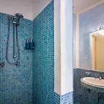 Guesthost - Two-levels With Balconies And Parking *