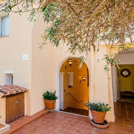 Guesthost - Two-levels With Balconies And Parking Daire *