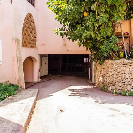 Guesthost - Two-levels With Balconies And Parking *