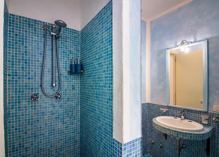 Guesthost - Two-levels With Balconies And Parking *