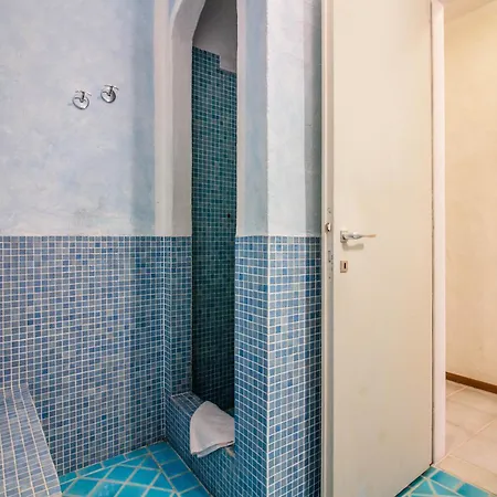 Guesthost - Two-levels With Balconies And Parking شقة