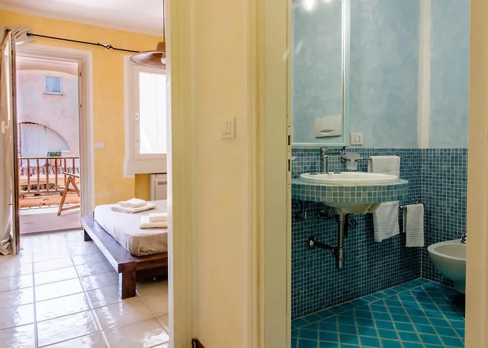 Guesthost - Two-levels With Balconies And Parking *