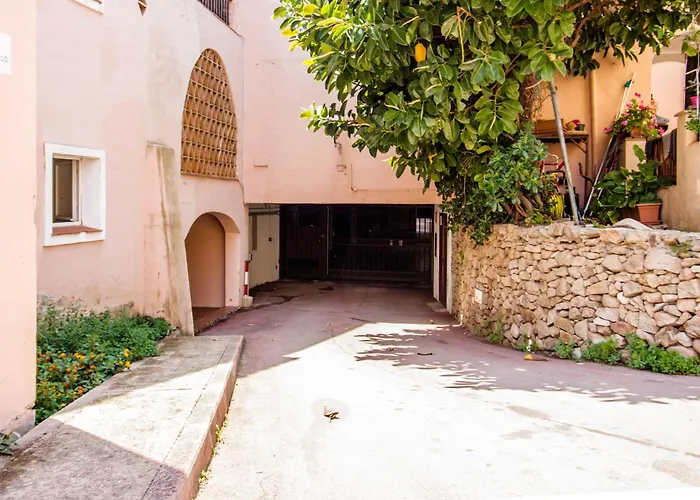 Guesthost - Two-levels With Balconies And Parking *